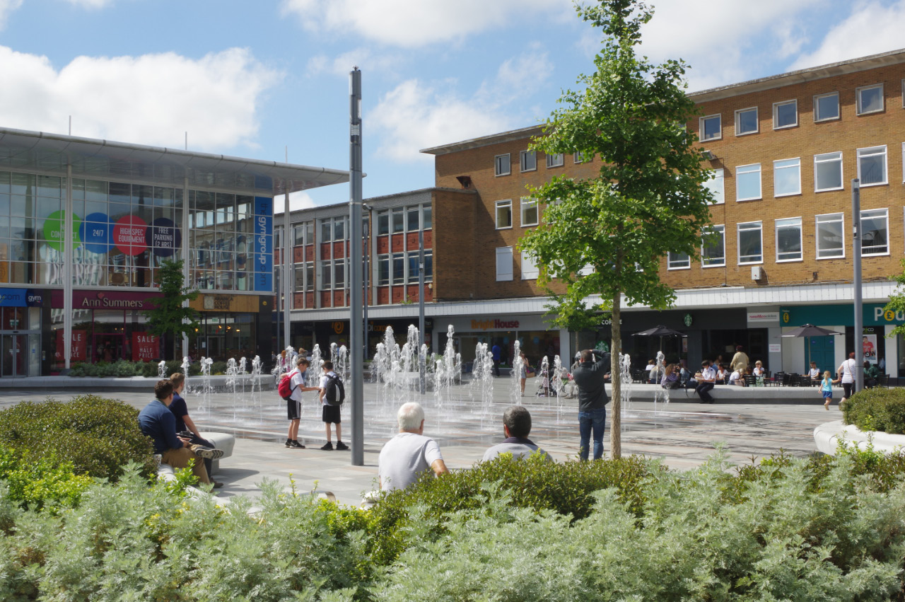 Queens_Square,_Crawley_(geograph_5814836)